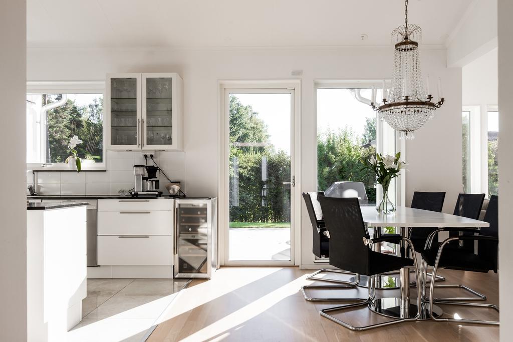 Kök och matplats med utgång till altan