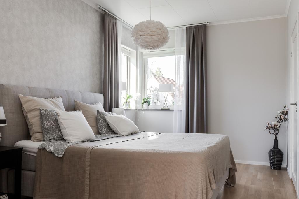 Stora sovrummet med egen walk-in-closet och duschrum