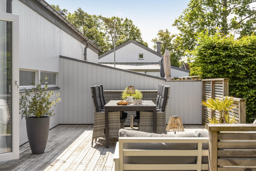 Uteplats på baksida av huset med eftermiddagssol 