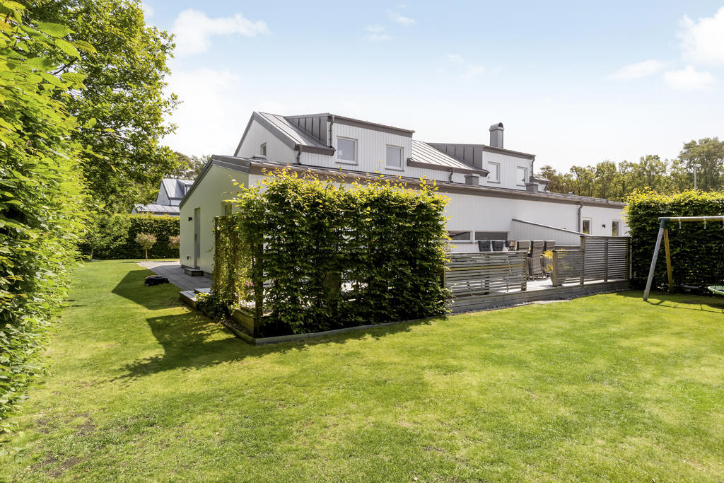 Trevlig trädgård med plats för lek och odling