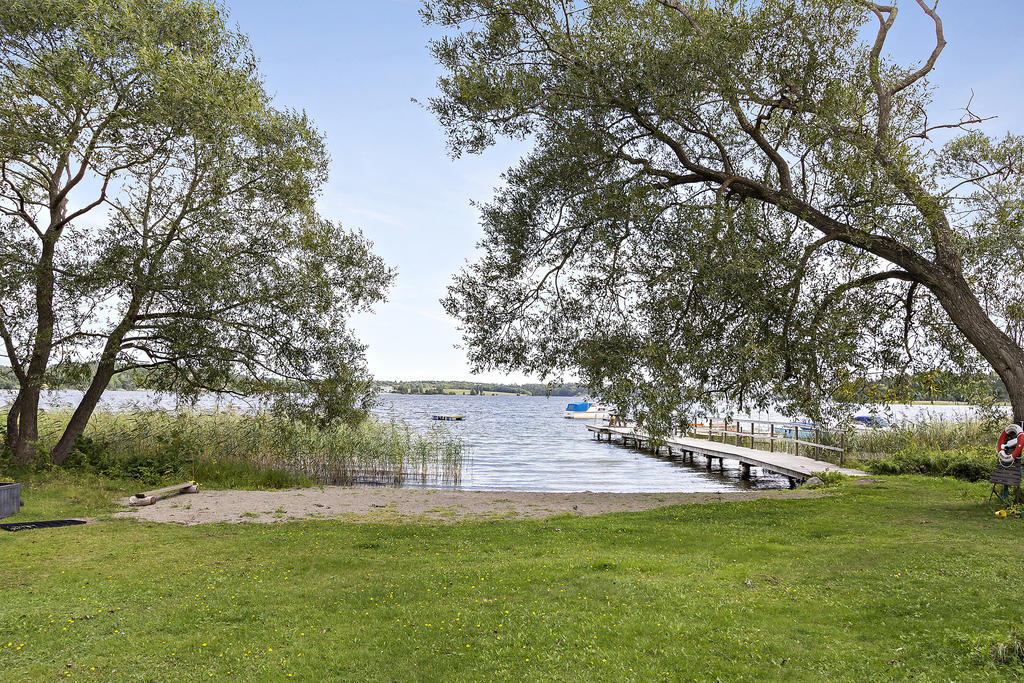 Gemensam badplats och båtbrygga