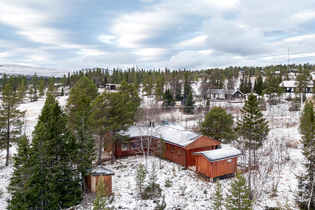 Mårdstigen 10 ligger på stor uppvuxen tomt med en praktisk gäststuga.