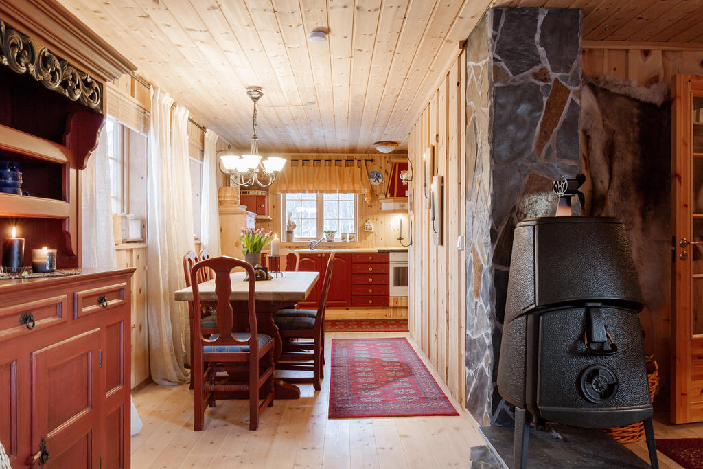Mellan kök och vardagsrum finns en kamin som sprider en härlig värme i huset!