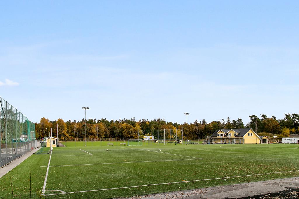 Fotbollsplanen intill skolan