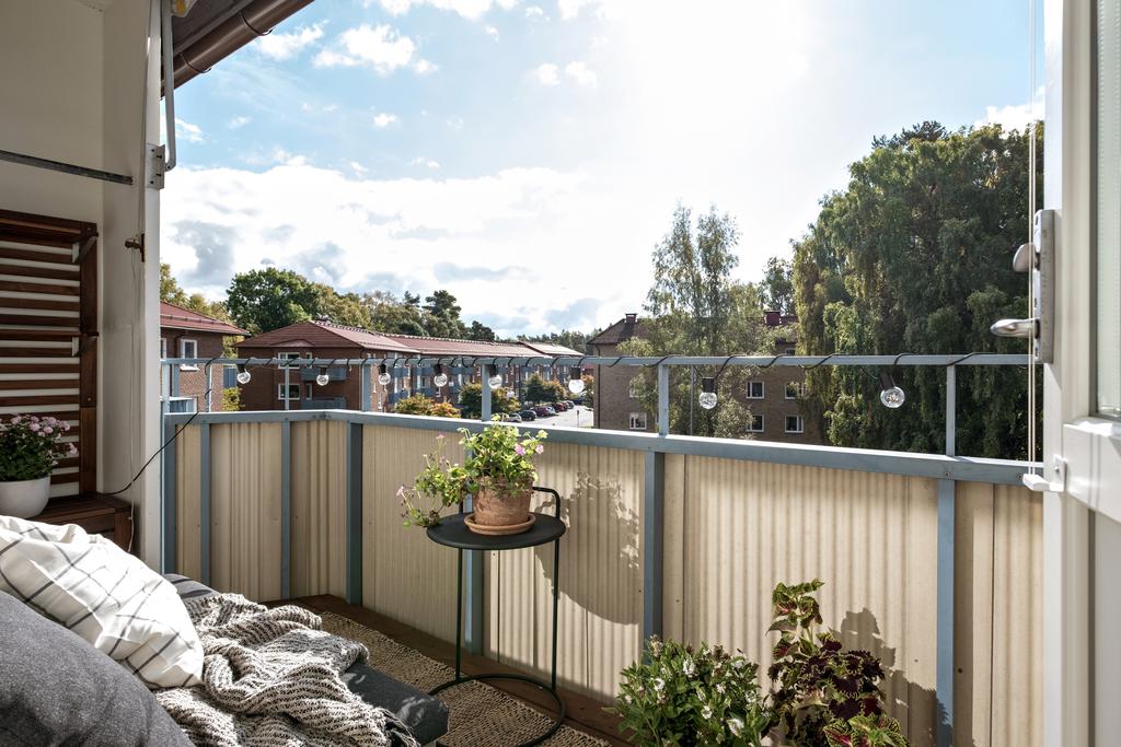 Trevlig balkong i insynsskyddat och soligt läge