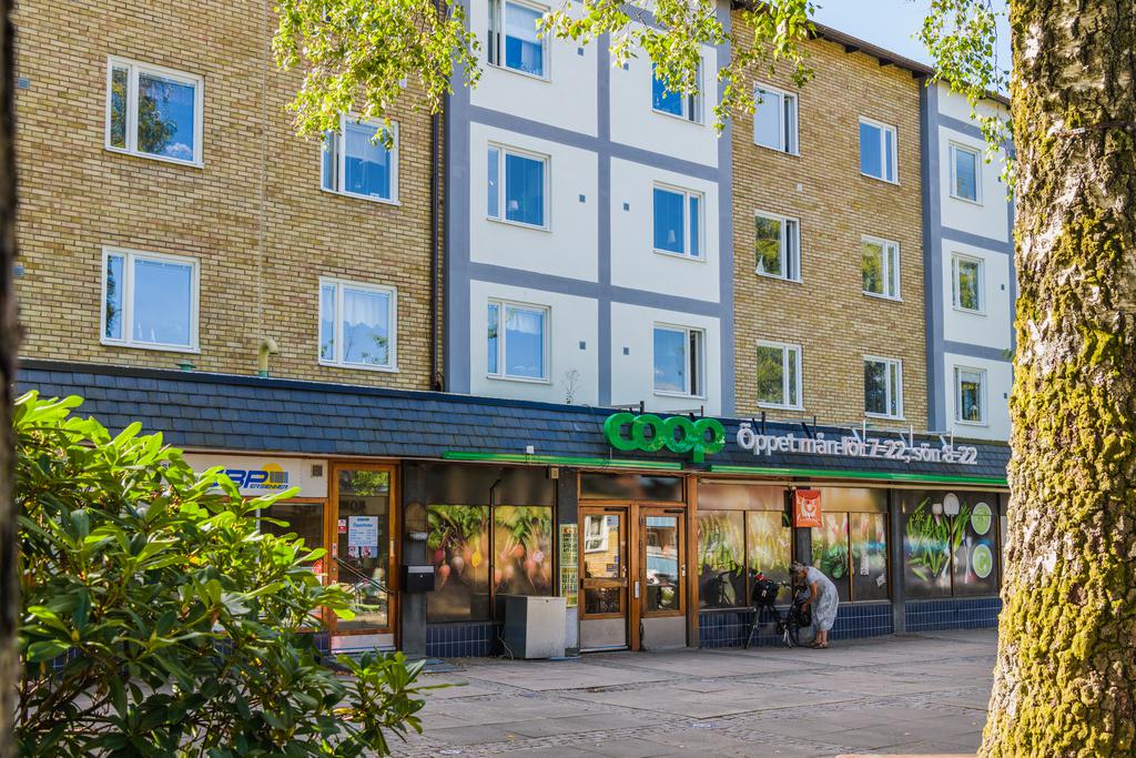 Ett stenkast till trätorget och COOP