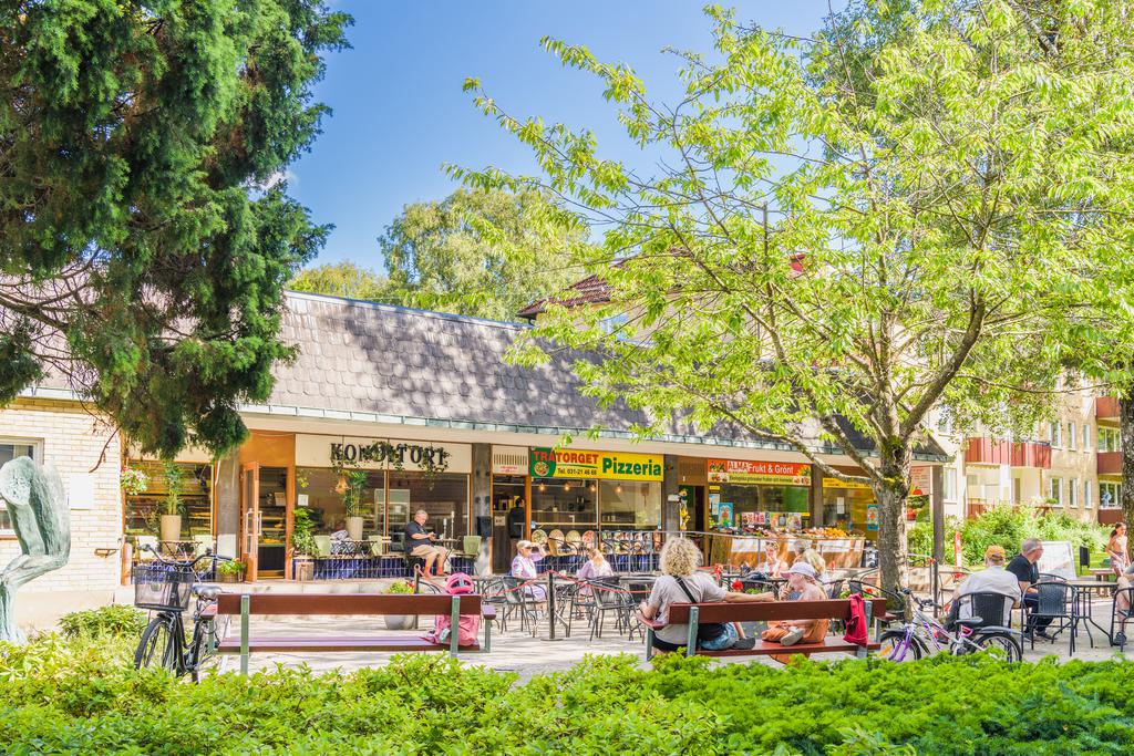 Dessutom finner du också ett flertal caféer och restauranger