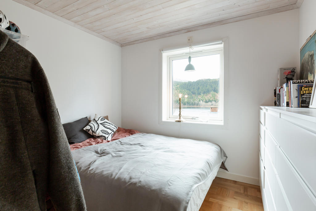 Sovrum (4) med fönster som även de  vetter mot söder och Renfjället.