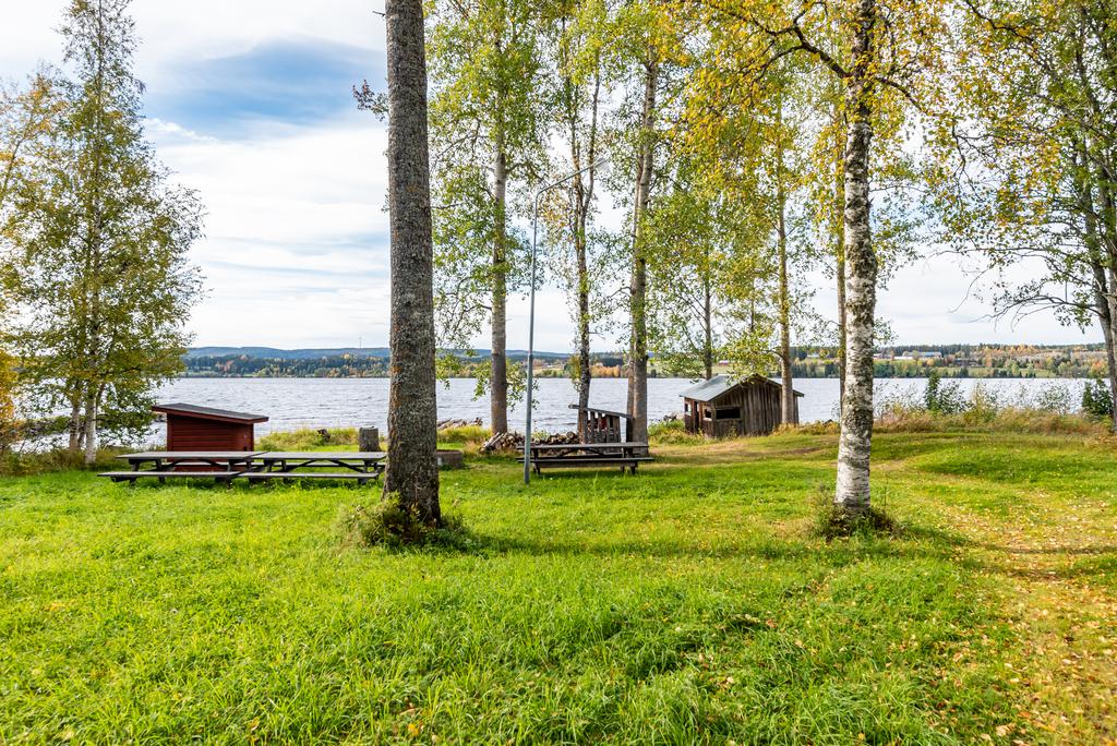 Mysig grillplats vid storsjöns strand