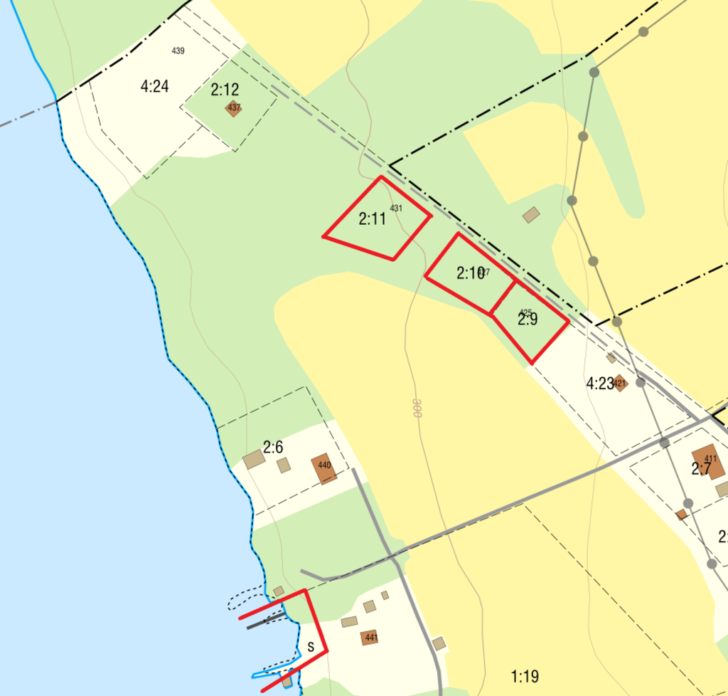 Fastighetsöversikt för tomterna samt Gemensamhetsanläggningen vid vattnet.  (kartan kan skiljas mot de faktiska fastighetsgränserna)