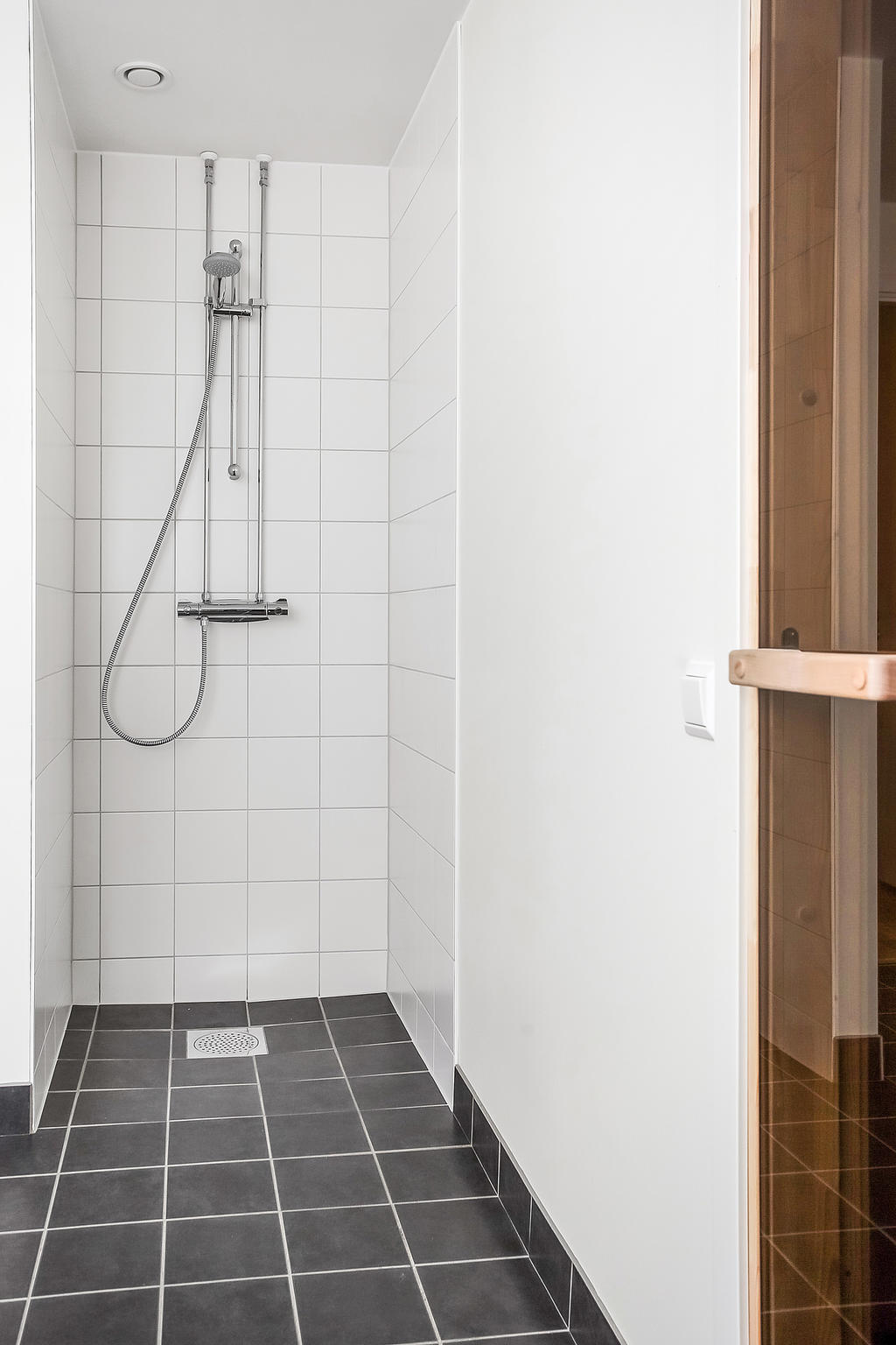 Ni som bor i föreningen har möjlighet att utnyttja den gemensamma gästlägenheten med dusch och bastu på Kornettvägen 28