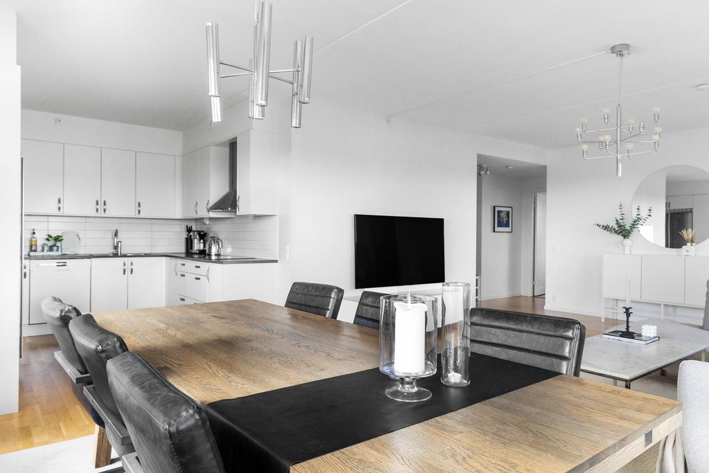 Ljust och modernt kök med inredning från Vedum. Samtliga vitvaror från Electrolux.