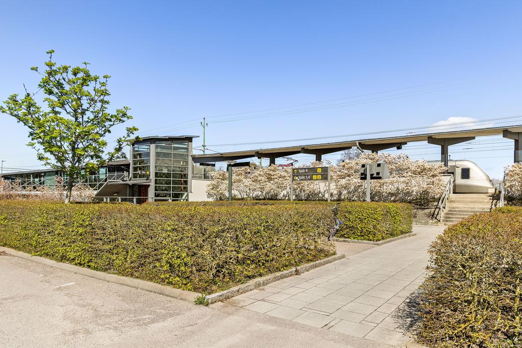 Bekvämt för pendlare med närhet till E6 och järnvägsstationen, vilket ger dig möjlighet att nå Göteborg på mindre än en timme.