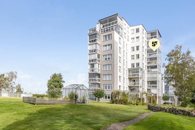 Bostaden erbjuder en generös balkong om 26 kvm som ger dig en skön utsikt mot naturen - och det är svårt att inte bli imponerad av utsikten.