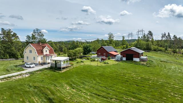 Charmig gårdsbyggnad