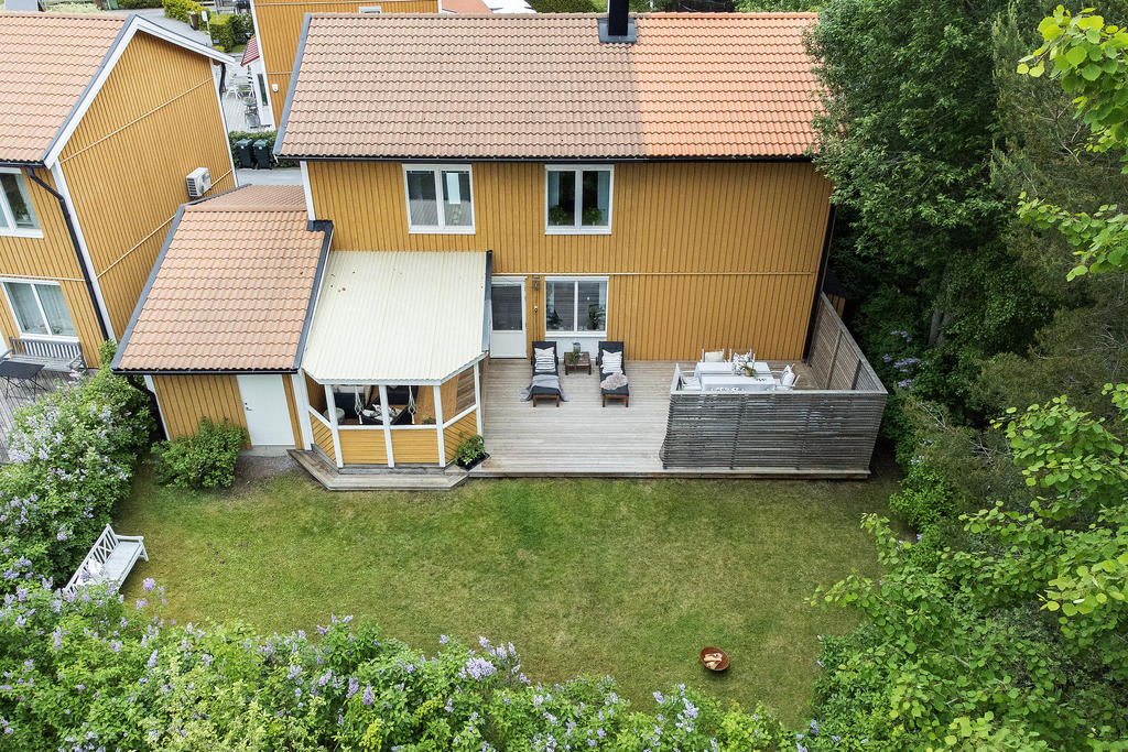 Insynsskyddad trädgård med mycket grönska