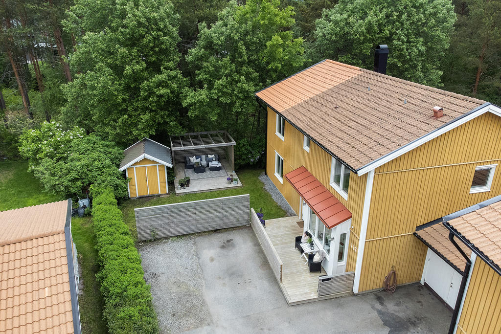 Garage och uppfart med plats för flera fordon