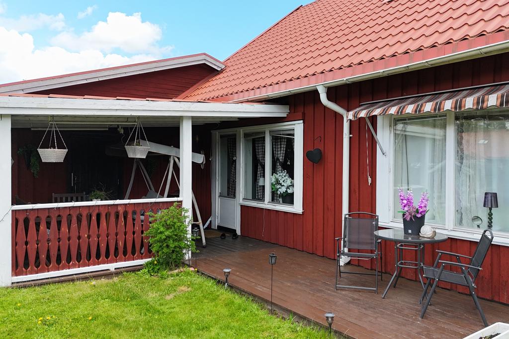Från köket kan du gå ut till den trevliga verandan!