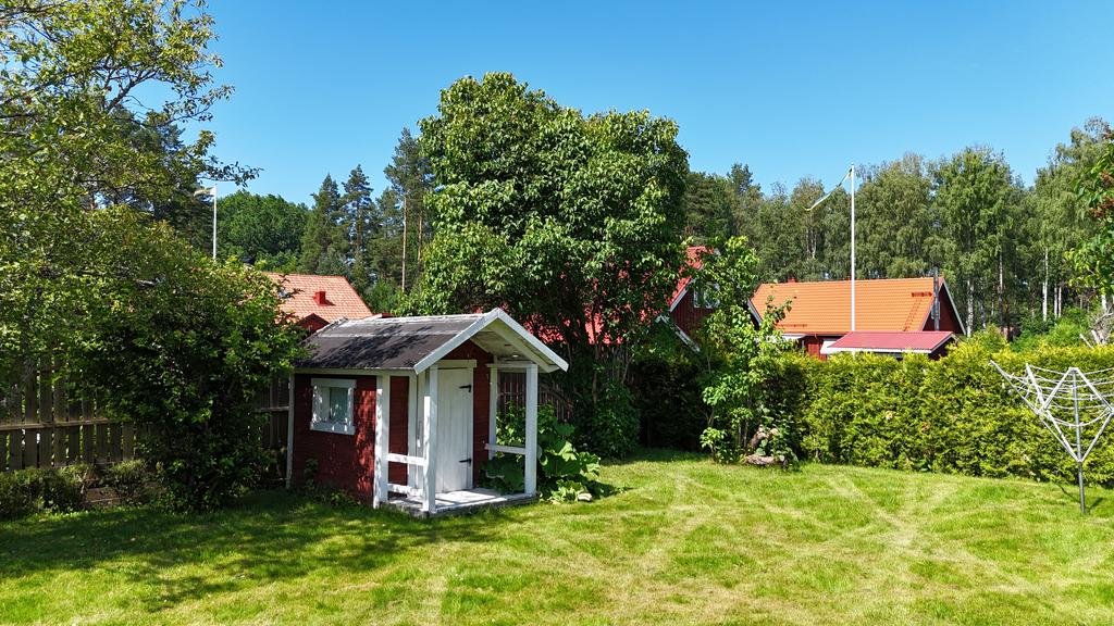 Lekstuga i hörnet på tomten.