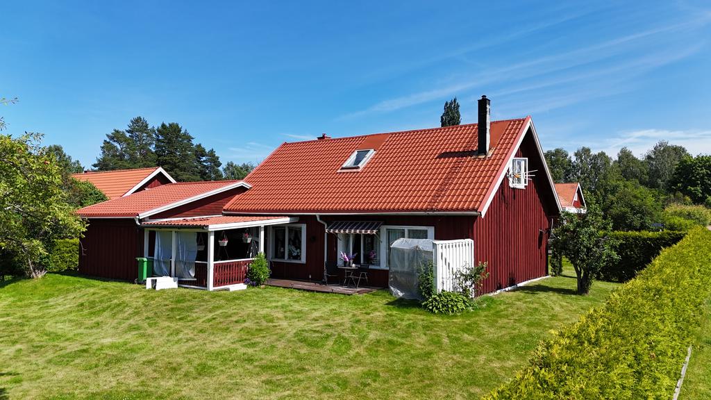 Lättskött trädgård med möjligheter för odling.