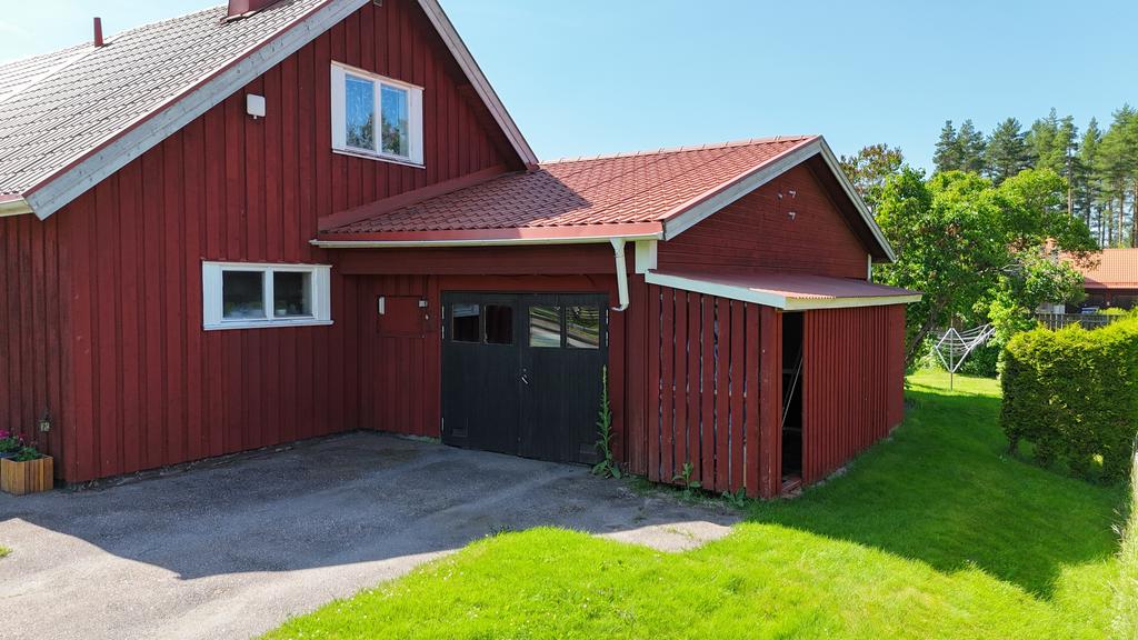 Här finns ett garage, som du dessutom når från altanen på baksidan. Säljaren har målat både tak och golv. 