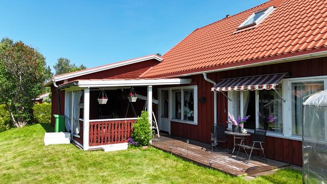 Från köket kan du gå ut till den trevliga verandan! Från verandan når du även garaget.