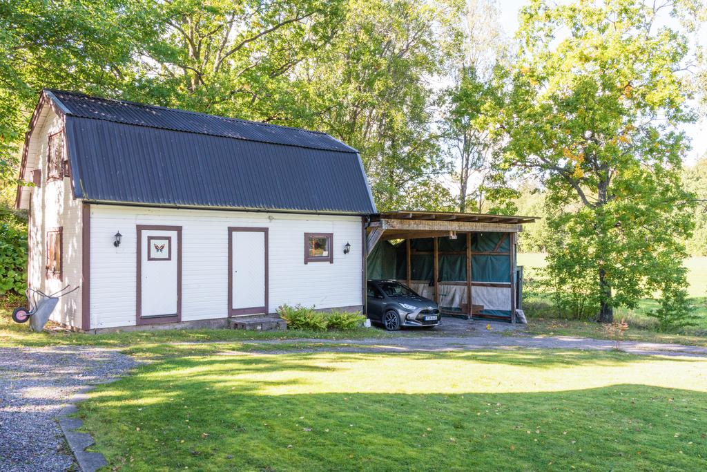 Fristående förråd med carport