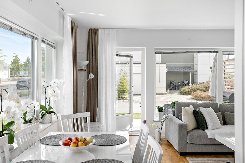 Vy mot vardagsrum från kök