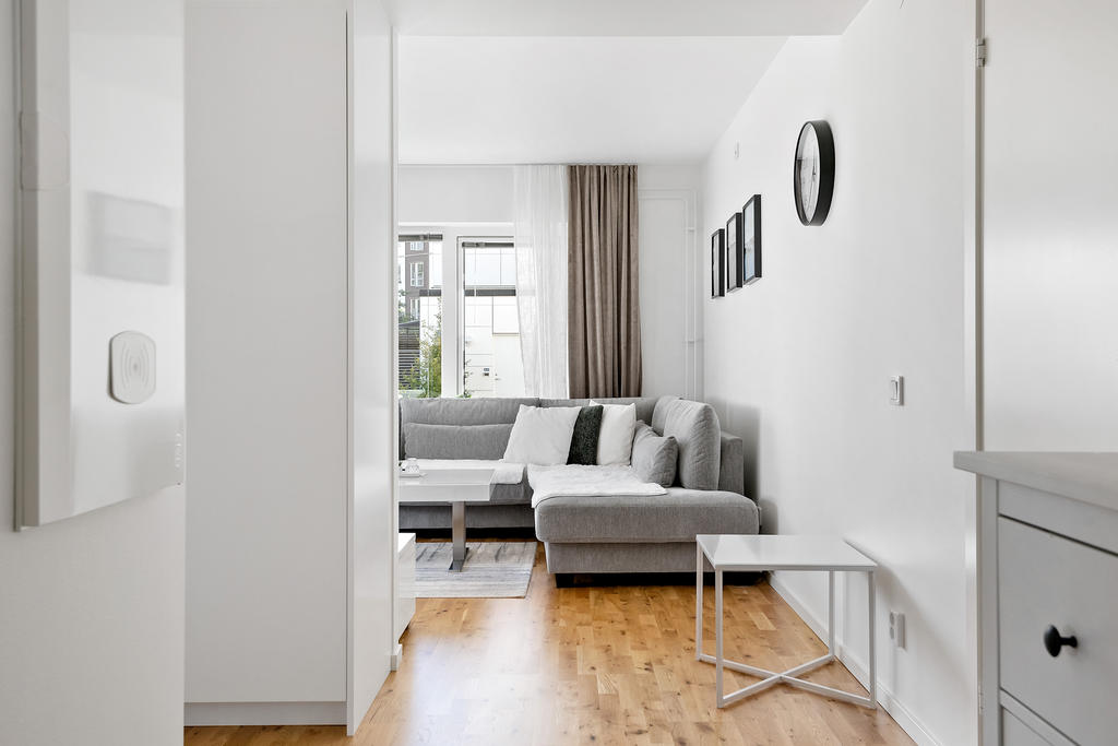 Vy från hall mot vardagsrum 