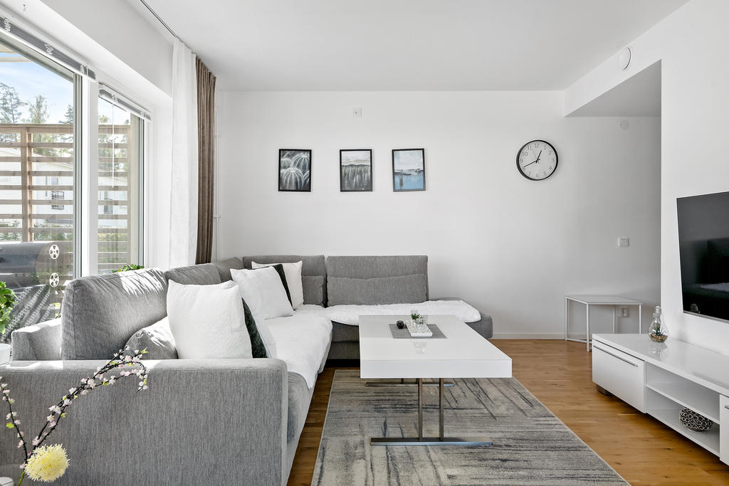 Vardagsrum med gott om plast för tv-soffan