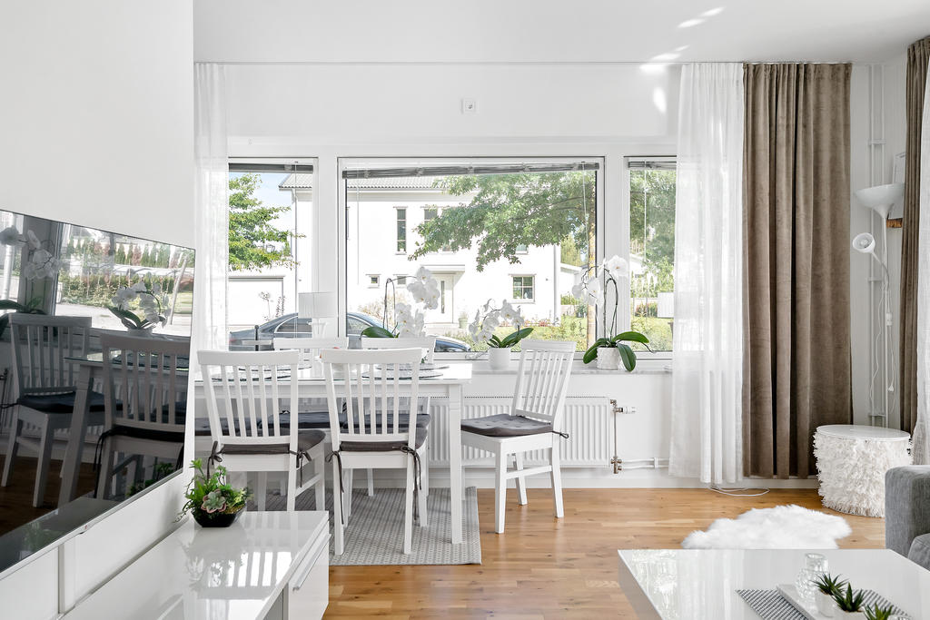 Stora fönsterpartier med fint ljusinsläpp