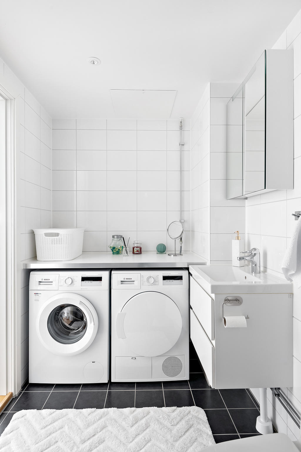 Badrum med tvättmaskin och torktumlare 