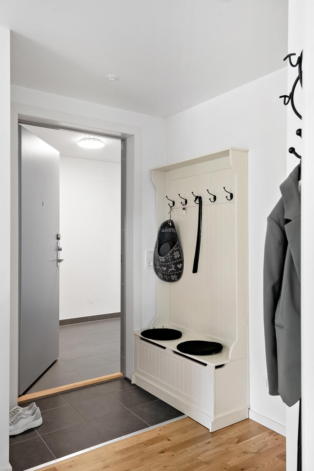 Hall med klinker på golv 