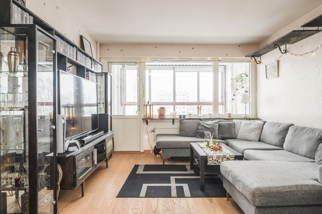 Härifrån når du den inglasade balkongen 