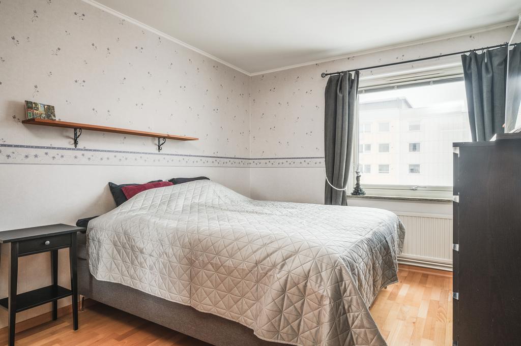 Sovrum som rymmer dubbelsäng 