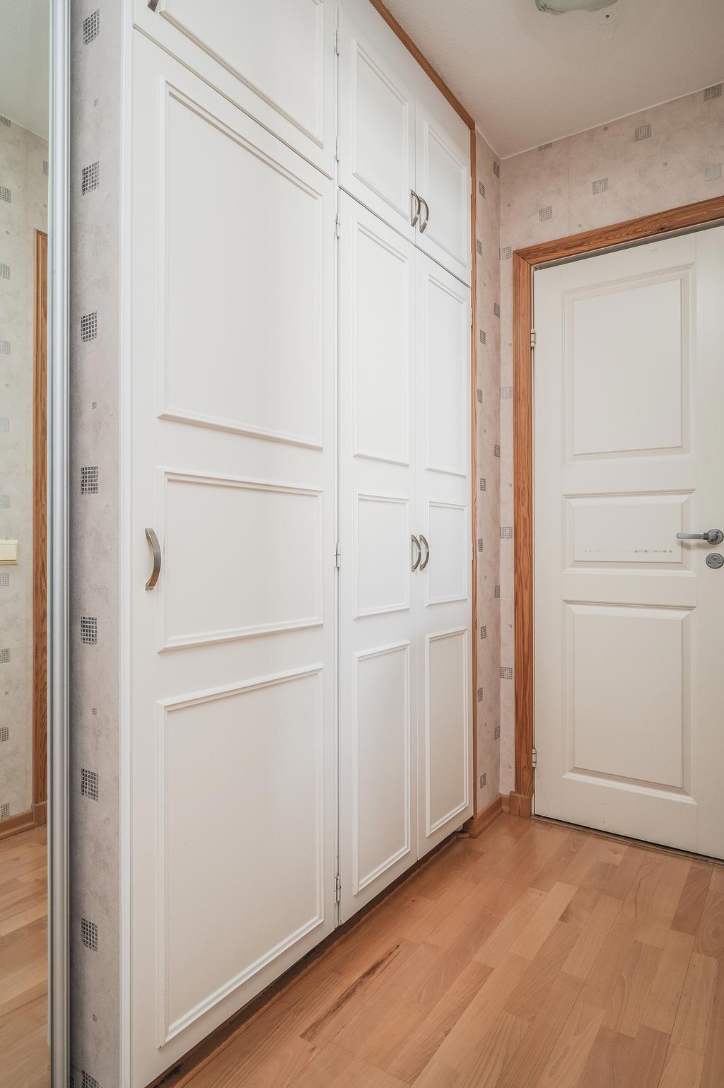 Inbygga garderober i hallen 