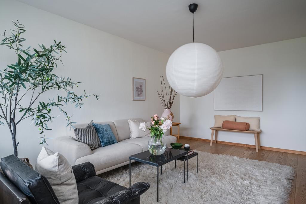 Här ryms både soffgrupp och matplats/skrivbordshörna