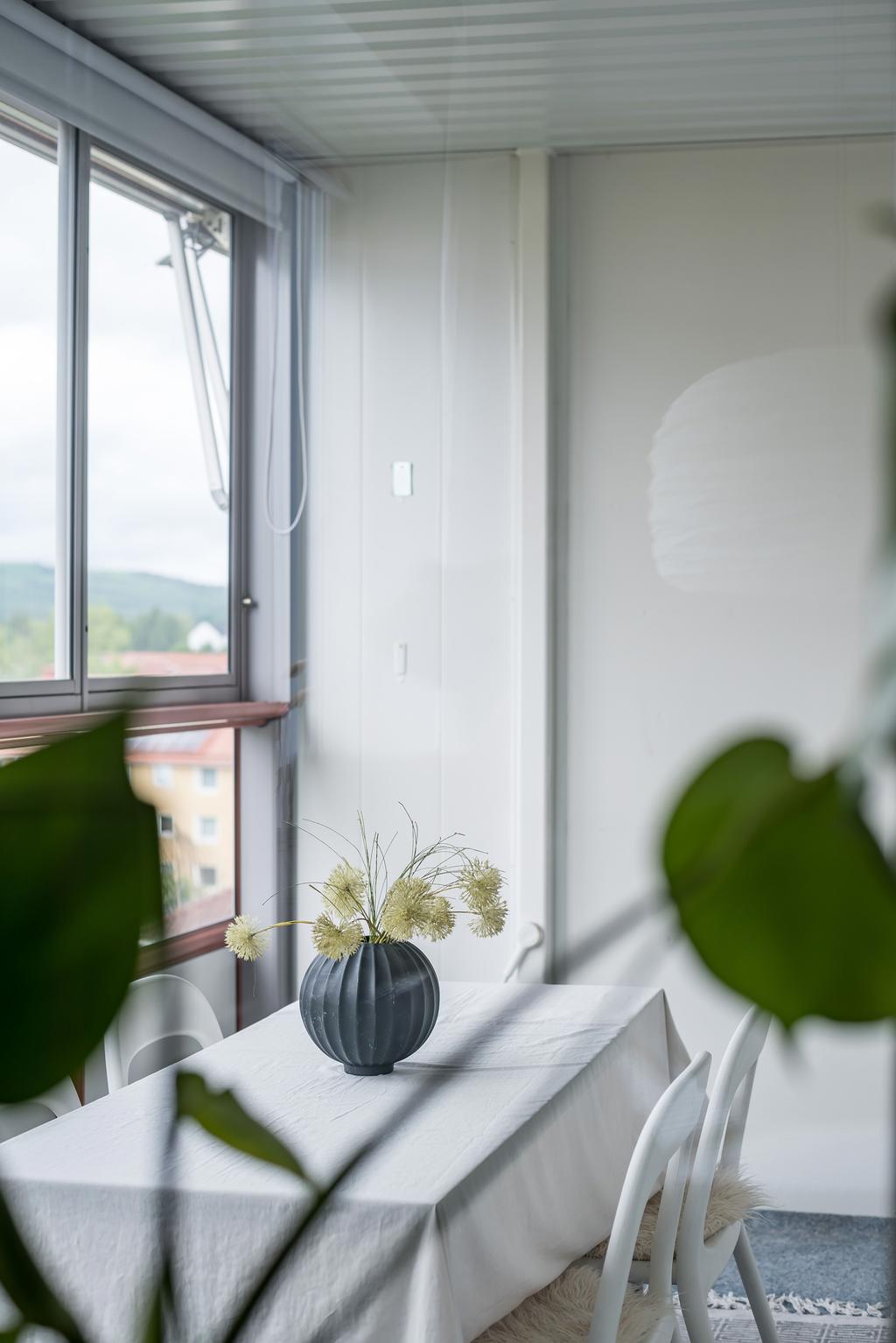 Fönster som vetter mot balkongen