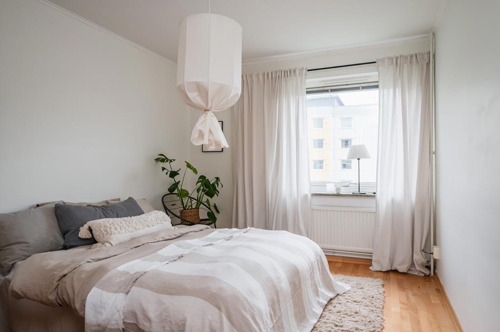 Sovrum som rymmer dubbelsäng