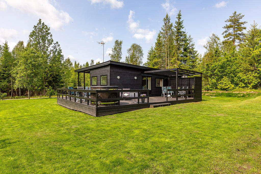 Bostadshus med stor altan längs två av sidorna