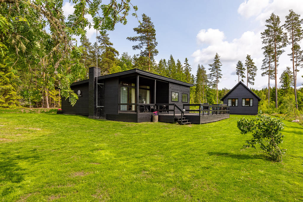 Välkommen till er kompletta sommardröm där möblemang, husgeråd, båt och 4-hjuling ingår i köpet 