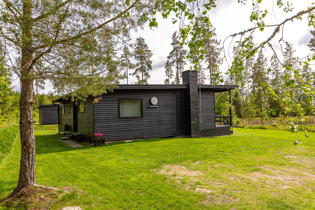 Modernt fritidshus med nymålade väggar 
