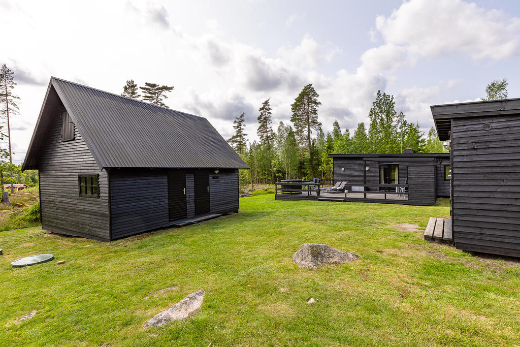 Trevligt gårdscentrum bestående av tre hus