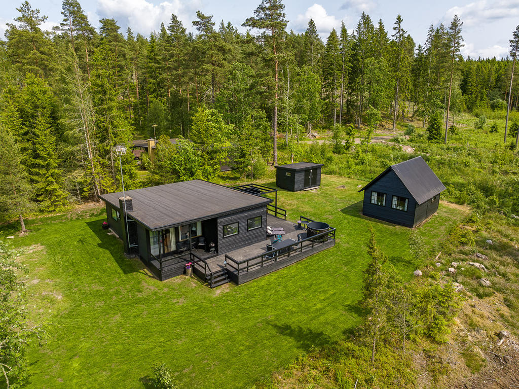 Välvårdad fritidsfastighet där alla husen är nymålade för ett enhetligt och modernt intryck 