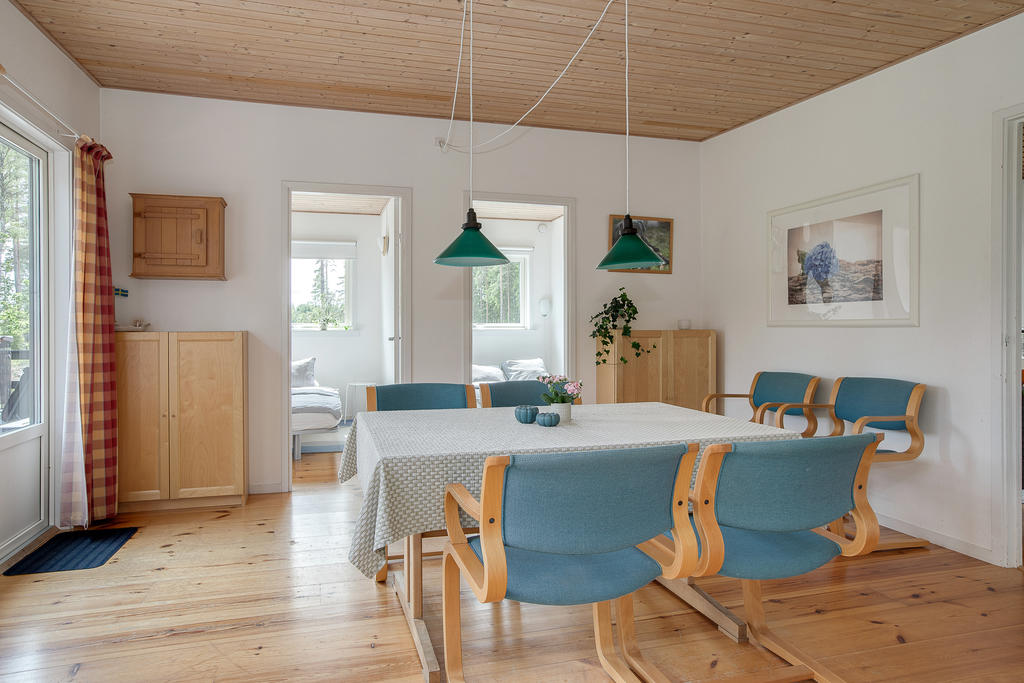 Matbord  och 8 stolar designat av Alvar Aalto ingår i köpet 