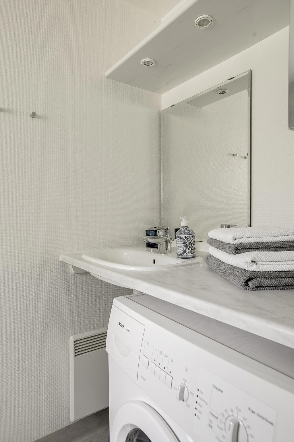 Bekvämt med tvättmaskin i duschrummet 