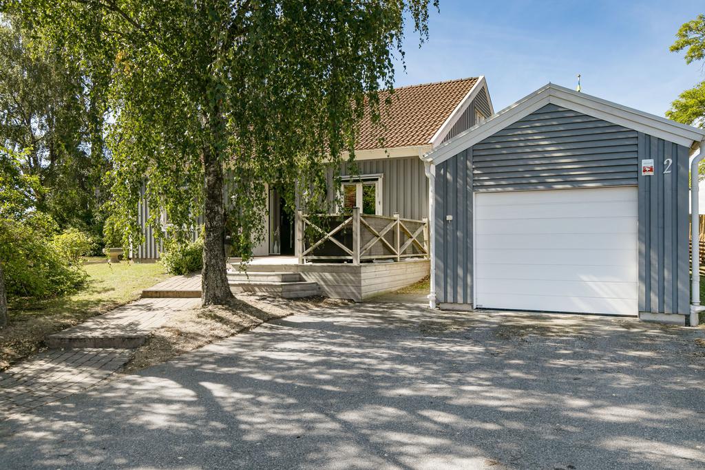 Garage med plats för parkering framför