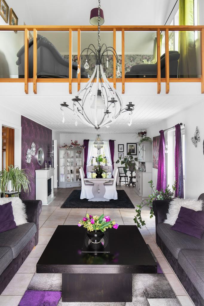 Vardagsrum med öppet till nock