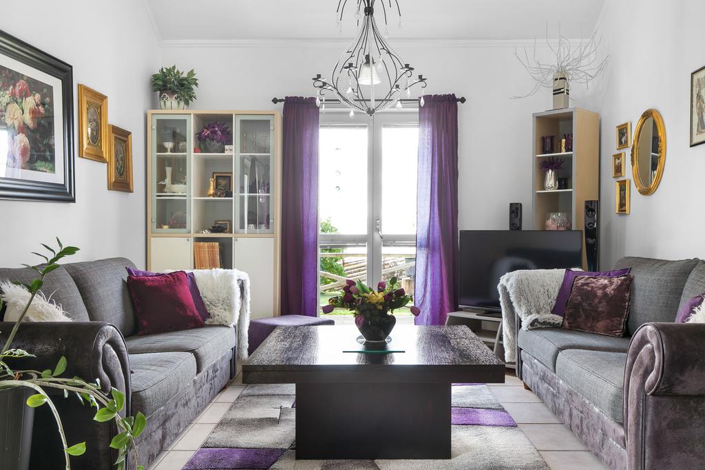 Vardagsrum med dubbeldörrar ut till uteplatsen