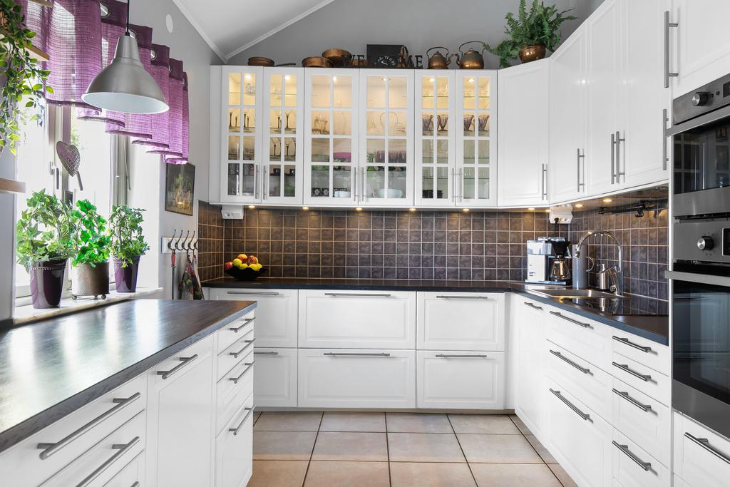 Vackert kök med vitrinskåp